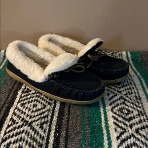 Minnetonka Navy and Tan women’s  Slippers size 8